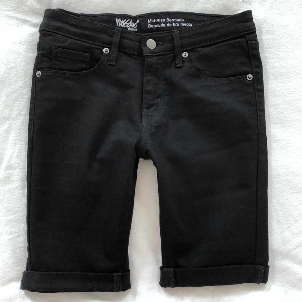 NEW w/out tags Mossimo Mid-Rise Bermuda. Size 2